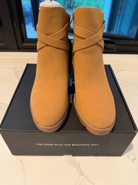 Brand New Naturalizer Tan Cross-Strap Ankle Booties